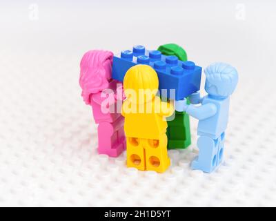 Tambow, Russische Föderation - 17. Oktober 2021 vier monochrome Lego-Minifiguren mit blauem Lego-Stein. Weißer Hintergrund. Studioaufnahme. Stockfoto