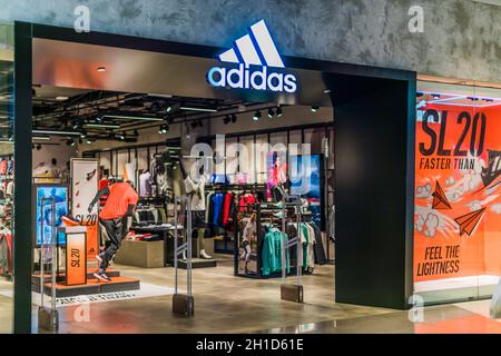 SINGAPUR - 5. MÄRZ 2020: Vordereingang zum Adidas-Store im Einkaufszentrum von Singapur Stockfoto