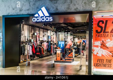 SINGAPUR - 5. MÄRZ 2020: Vordereingang zum Adidas-Store im Einkaufszentrum von Singapur Stockfoto