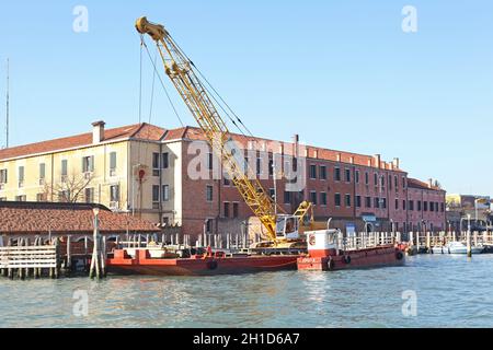 Venedig, Italien - 19. Dezember 2012: Baukran am Barge-Schiff in Venedig, Italien. Stockfoto