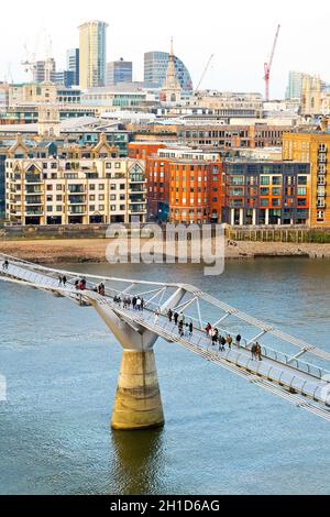 LONDON, GROSSBRITANNIEN, 22. März: Millennium Bridge in London am 22. März 2009. Luftbild der neuen Fußgängerbrücke und Stadt in London, Vereinigtes Königreich Stockfoto