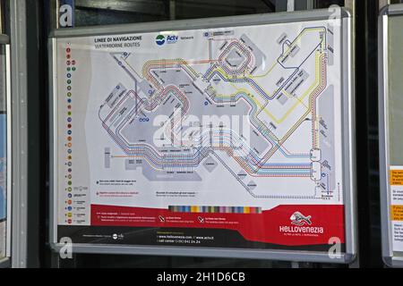 Venedig, Italien - 19. Dezember 2012: ACTV-Routen im öffentlichen Verkehr Karte am Bahnhof in Venedig, Italien. Stockfoto