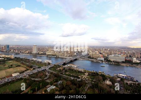 Kairo, Ägypten - MÄRZ 25: Nachmittag Stadtbild von Kairo am August 25, 2010. Stadtzentrum nachmittag Panorama vom hohen Turm in Kairo, Ägypten. Stockfoto