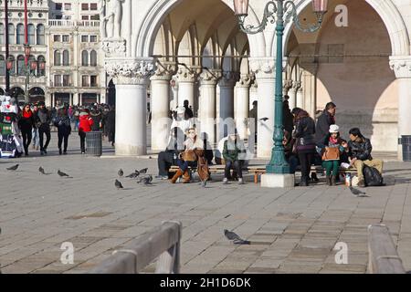 Venedig, Italien - 19. Dezember 2012: Touristen im Doge Palace Museum am sonnigen Wintertag in Venedig, Italien. Stockfoto