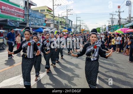 13. Mai 2017, Yasothon, Bangkok: Tänzer vertreten lokale Bezirke und Organisationen bei der jährlichen Straßenparade vor Bang Bun Fai oder The Rock Stockfoto