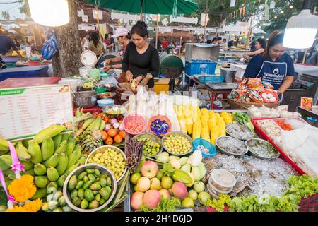 Ein Thai Food Market Street an der Loy Krathong Festival im Historischen Park in Sukhothai in der Provinz Sukhothai in Thailand. Thailand, Sukhothai Stockfoto