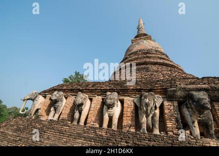 Der Wat Chang Lom Tempel im historischen Park in Sukhothai in der Provinz Sukhothai in Thailand. Thailand, Sukhothai, November 2019 Stockfoto