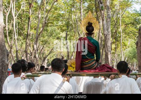 Traditionelle dresst Thai Leute an der Loy Krathong Festival im Historischen Park in Sukhothai in der Provinz Sukhothai in Thailand. Thailand, Sukh Stockfoto