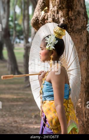 Traditionelle dresst Thai Leute an der Loy Krathong Festival im Historischen Park in Sukhothai in der Provinz Sukhothai in Thailand. Thailand, Sukh Stockfoto