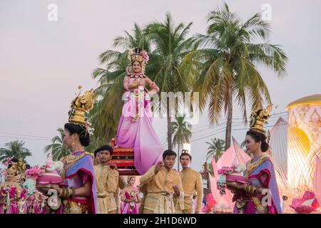 Traditionelle dresst Thai Leute an der Loy Krathong Festival im Historischen Park in Sukhothai in der Provinz Sukhothai in Thailand. Thailand, Sukh Stockfoto