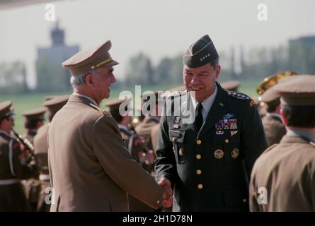 ***DATEI FOTO*** General Colin Luther Powell, rechts, Vorsitzender der Generalstabschefs der Streitkräfte der Vereinigten Staaten, kommt nach Prag, Tschechoslowakei Stockfoto