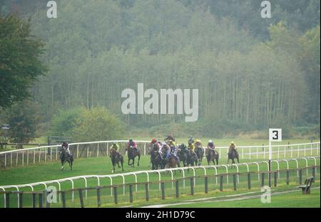 Läufer und Reiter während des Harriet Bethell's IJF Pontefract Course Walk Nursery auf der Pontefract Racecourse, West Yorkshire. Bilddatum: Montag, 18. Oktober 2021. Stockfoto