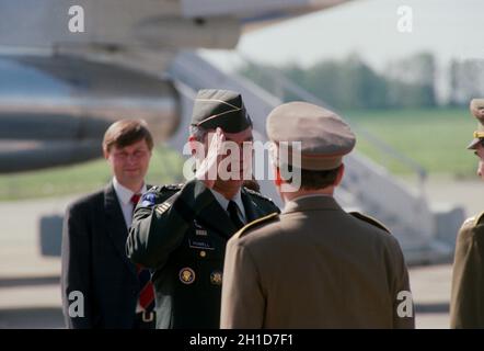 ***DATEI-FOTO*** General Colin Luther Powell, 2. Von links, Vorsitzender der Joint Chiefs of Staff United States Armed Forces, kommt nach Prag, Czec Stockfoto
