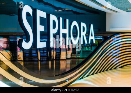 SINGAPUR - 3. MÄRZ 2020: Sephora Shop, eine französische multinationale Kette von Körperpflege- und Beauty-Stores Stockfoto