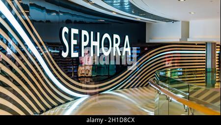 SINGAPUR - 3. MÄRZ 2020: Sephora Shop, eine französische multinationale Kette von Körperpflege- und Beauty-Stores Stockfoto