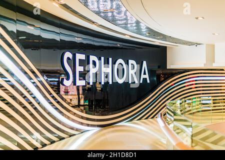 SINGAPUR - 3. MÄRZ 2020: Sephora Shop, eine französische multinationale Kette von Körperpflege- und Beauty-Stores Stockfoto