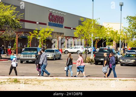TUCSON, USA - März 29: Käufer, die soziale Distanzierungen praktizieren, Reihen sich während der Coronavirus-Pandemie vor dem Costco-Laden in Tucson an. Mär Stockfoto