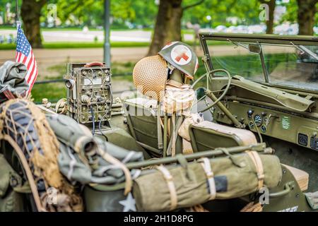 Szczecin, Polen, Juni 2018 Inneres des Retro Jeep Willis aus dem amerikanischen Vietnamkrieg oder zweiten Weltkrieg mit Vintage-Ausrüstung, Accessoires und Tarnung Stockfoto