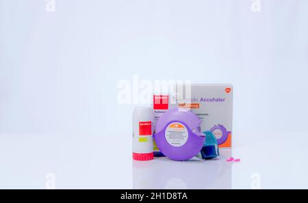 CHONBURI, THAILAND - 28. MÄRZ 2020: Symbicort Turbuhaler, Seretide Accuhaler, ventolin Evohaler und Pink Tabletts Pillen. Asthma-Inhalator. Medizin für Stockfoto