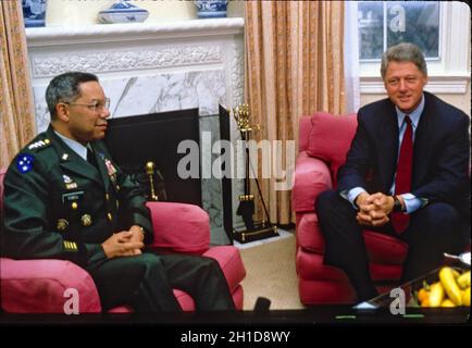 Datei Foto - der designierte US-Präsident Bill Clinton trifft am 19. November 1992 in seinem Hotel in Washington, D.C. auf General Colin Powell, Chairman, Joint Chiefs of Staff. - Colin Powell, Militärführer und erster schwarzer US-Außenminister, stirbt nach Komplikationen von Covid-19. Foto von Jeff Markowitz / Pool via CNP /ABACAPRESS.COM Stockfoto