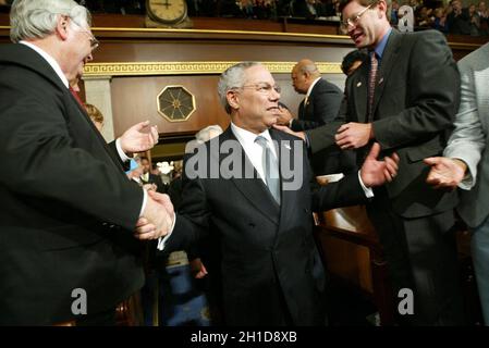 Datei Foto - Washington, DC - 28. Januar 2003 -- US-Außenminister Colin Powell kommt vor einer gemeinsamen Sitzung des US-Kongresses in die Kammer des US-Repräsentantenhauses, bevor US-Präsident George W. Bush seine Rede zur Lage der Union hält. - Colin Powell, Militärführer und erster schwarzer US-Außenminister, stirbt nach Komplikationen von Covid-19. Foto von Pablo Martinez Monsivais - Pool via CNP /ABACAPRESS.COM Stockfoto