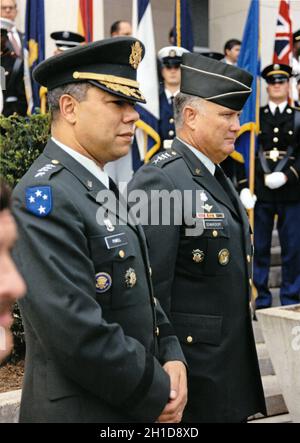 Foto der Akte - General Colin L. Powell, United States Army, Chairman, Joint Chiefs of Staff, Left, und General H. Norman Schwarzkopf, U.S. Army, Commander-in-Chief, U.S. Central (der Offizier, der die Befehlsgewalt für die Operation DESERT SHIELD hält -- Die Entsendung von US-Militärgütern nach Saudi-Arabien als Reaktion auf die irakische Invasion von Kuwait), beobachten Sie den Abschied von US-Präsident George H.W. Bush vom 5. August 1990, wo er gerade ein Briefing über die aktuelle Lage im Nahen Osten erhalten hatte, und eine Rede hielt, in der er die irakische Invasion in Kuwait am 15. August 2012 verurteilte. Schwarzkopf kam vorbei Stockfoto