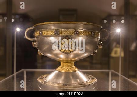 Dublin, Irland - 20. Februar 2020: Ardagh Chalice, ein Hort von Metalarbeiten aus dem 8. Und 9. Jahrhundert. Archäologisches Nationalmuseum von Irland Stockfoto