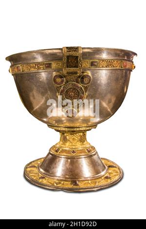 Dublin, Irland - 20. Februar 2020: Derrynaflan Chalice, eine Schar von Metalarbeiten aus dem 9. Jahrhundert. Archäologisches Nationalmuseum von Irland Stockfoto