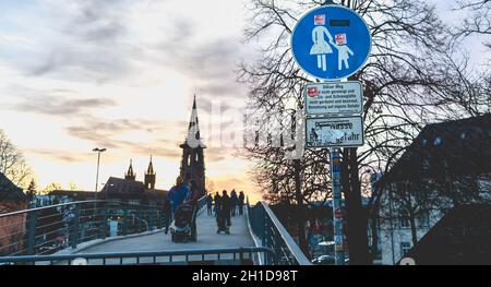 Freiburg im Breisgau - 31. Dezember 2017: Architektonisches Detail der Karlstegbrücke in der historischen Innenstadt, wo Menschen auf einem Sieg spazieren gehen Stockfoto