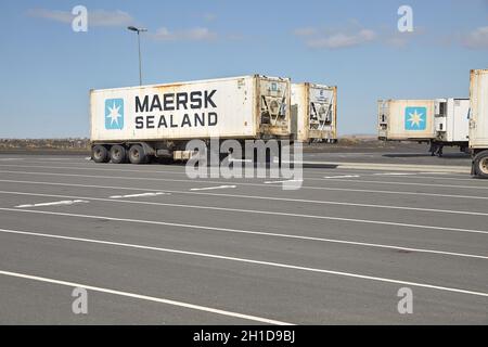 LANDEYJAFOFN, ISLAND - UM 2015: Frachtschiffcontainer der Sealand, einer Division der Maersk-Gruppe, auf LKW-Anhängern auf einem Parkplatz in Island