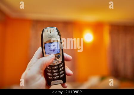 BUDAPEST, Ungarn - 29. Dezember 2017: Nokia 6310i Handy in gebrauchten Zustand. Das 6310 war ich ein sehr beliebtes corporate Telefon nach der Einführung i Stockfoto