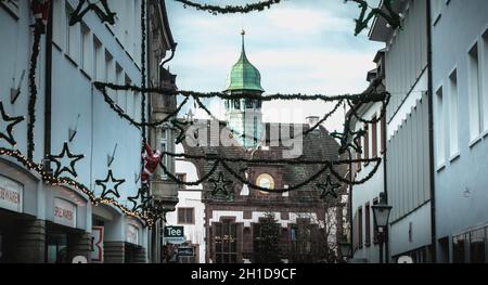 Freiburg im Breisgau - 31. Dezember 2017: Blick auf die historische Innenstadt, in der an einem Wintertag Menschen spazieren gehen Stockfoto