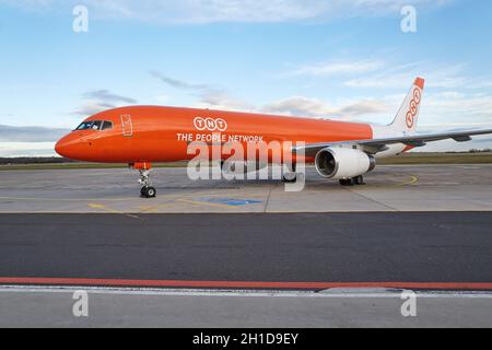 BUDAPEST, UNGARN - 01. DEZEMBER 2015: Boeing 757-200PF Frachtflugzeug der belgischen TNT Airways, jetzt bekannt als ASL Airlines in Budapest geparkt Stockfoto