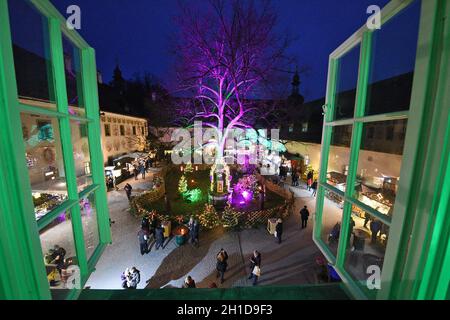 Der Weihnachtsmarkt „Schlösseradvent“ am Traunsee in Gmunden (Oberösterreich, Österreich) ist einer der schönsten Märkte in Österreich. - Die „Schlöss Stockfoto