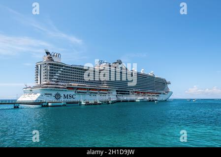 Ocho Rios, Jamaika - 22. April 2019: Kreuzfahrtschiff MSC Seaside dockte auf der tropischen karibischen Insel Ocho Rios, Jamaika. Stockfoto