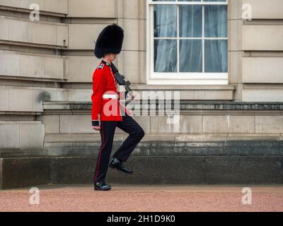 London, UK - April, 2019: Der Queen's Guard am Buckingham Palace, die offizielle Residenz der Königin von England. Soldat des Buckingham Palace Stockfoto