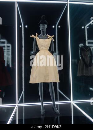 London, UK - April, 2019: Kleider vom französischen Designer Christian Dior in einer Ausstellung in London. Stockfoto