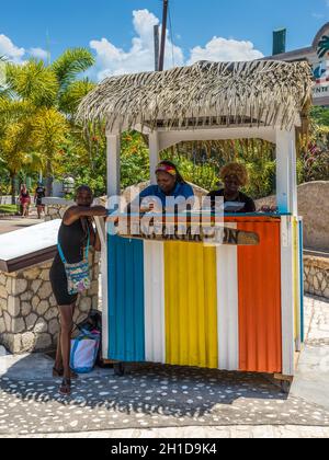 Ocho Rios, Jamaika - 22. April 2019: Tourinformationskiosk in Ocho Rios, Jamaika. Heute ist die Stadt eines der beliebtesten Reiseziele Jamaikas. Stockfoto