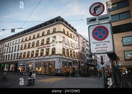 Basel, Schweiz - 25. Dezember 2017: Blick auf die Gebäude der Innenstadt an einem Wintertag. Komplex von Wohn- und Geschäftshäusern auf einem Stockfoto