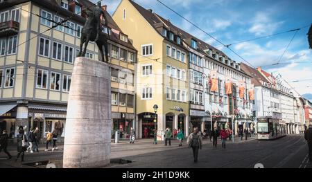 Freiburg im Breisgau - 31. Dezember 2017: Blick auf die historische Innenstadt, in der an einem Wintertag Menschen spazieren gehen Stockfoto