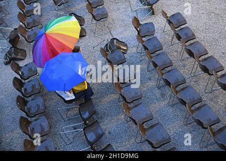 Regenguss bei einem Open-Air-Konzert im Schloss Ort in Gmunden (Oberösterreich, Österreich) - Regen während eines Open-Air-Konzerts im Schloss Ort in Gmunden Stockfoto