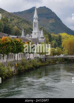 Lourdes, Frankreich - 9 Okt 2021: Die Sanctuaires Kathedrale Notre-Dame de Lourdes, A Stockfoto