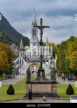 Lourdes, Frankreich - 9 Okt 2021: Die Sanctuaires Kathedrale Notre-Dame de Lourdes, A Stockfoto