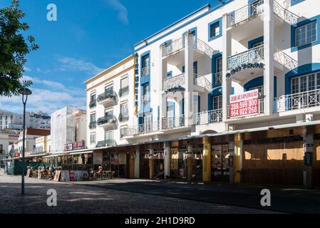 Bars und Cafés am Hauptplatz in der Altstadt von Albufeira, Algarve, Portugal Stockfoto