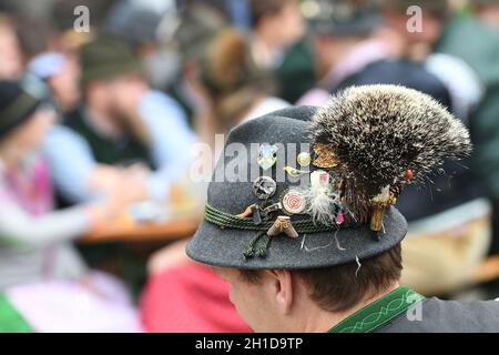 Ein typischer Hut mit Gamsbart im Salzkammergut (Oberösterreich, Österreich) - Ein typischer Hut mit einem Gämsenbart (ein Bundle mit Gämsenhaar) im Stockfoto