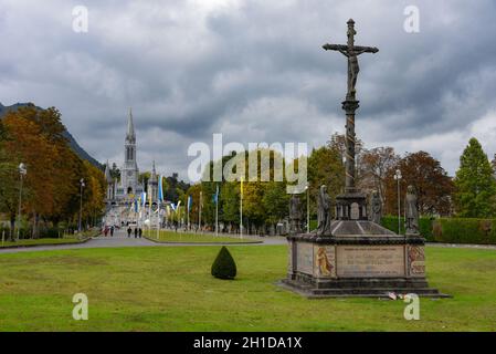 Lourdes, Frankreich - 9 Okt 2021: Die Sanctuaires Kathedrale Notre-Dame de Lourdes, A Stockfoto