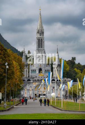 Lourdes, Frankreich - 9 Okt 2021: Die Sanctuaires Kathedrale Notre-Dame de Lourdes, A Stockfoto