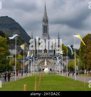 Lourdes, Frankreich - 9 Okt 2021: Die Sanctuaires Kathedrale Notre-Dame de Lourdes, A Stockfoto