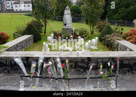 Lourde, Frankreich - 9. Oktober 2021: Blumen und Opfergaben an die Jungfrau Maria im Wallfahrtsort Notre-Dame in Lourdes Stockfoto