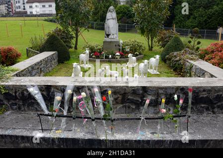 Lourde, Frankreich - 9. Oktober 2021: Blumen und Opfergaben an die Jungfrau Maria im Wallfahrtsort Notre-Dame in Lourdes Stockfoto